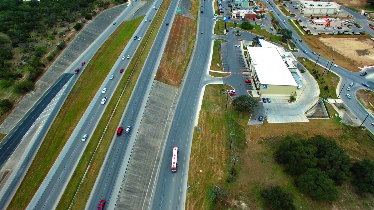 空中向前倾斜拍摄的汽车和长途汽车在城市的道路上移动-圣安东尼奥，德克萨斯州视频下载