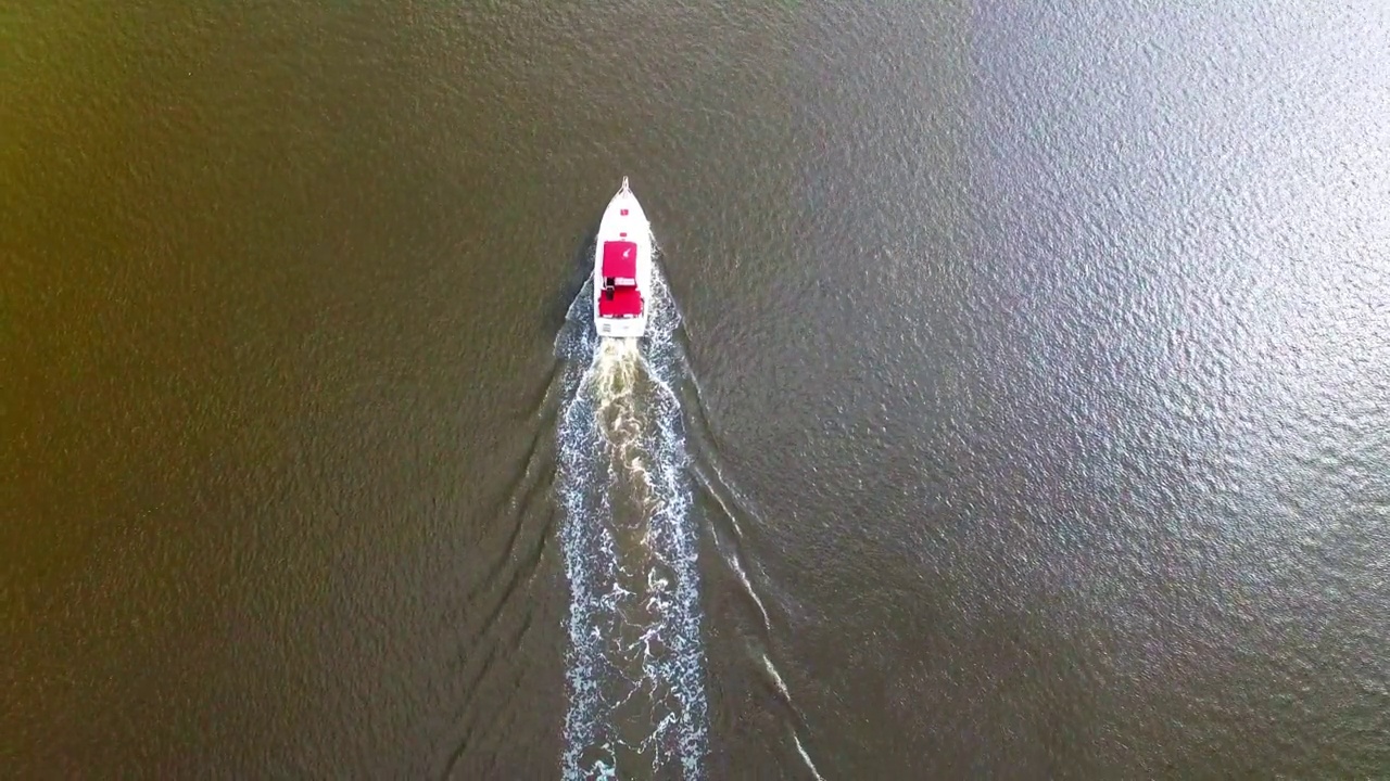空中俯瞰拍摄的船在海上-代托纳海滩，佛罗里达州视频下载