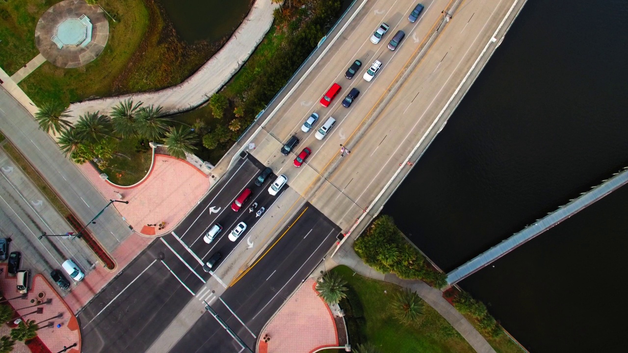 封锁拍摄的汽车在城市的大桥上移动-佛罗里达州的代托纳海滩视频下载
