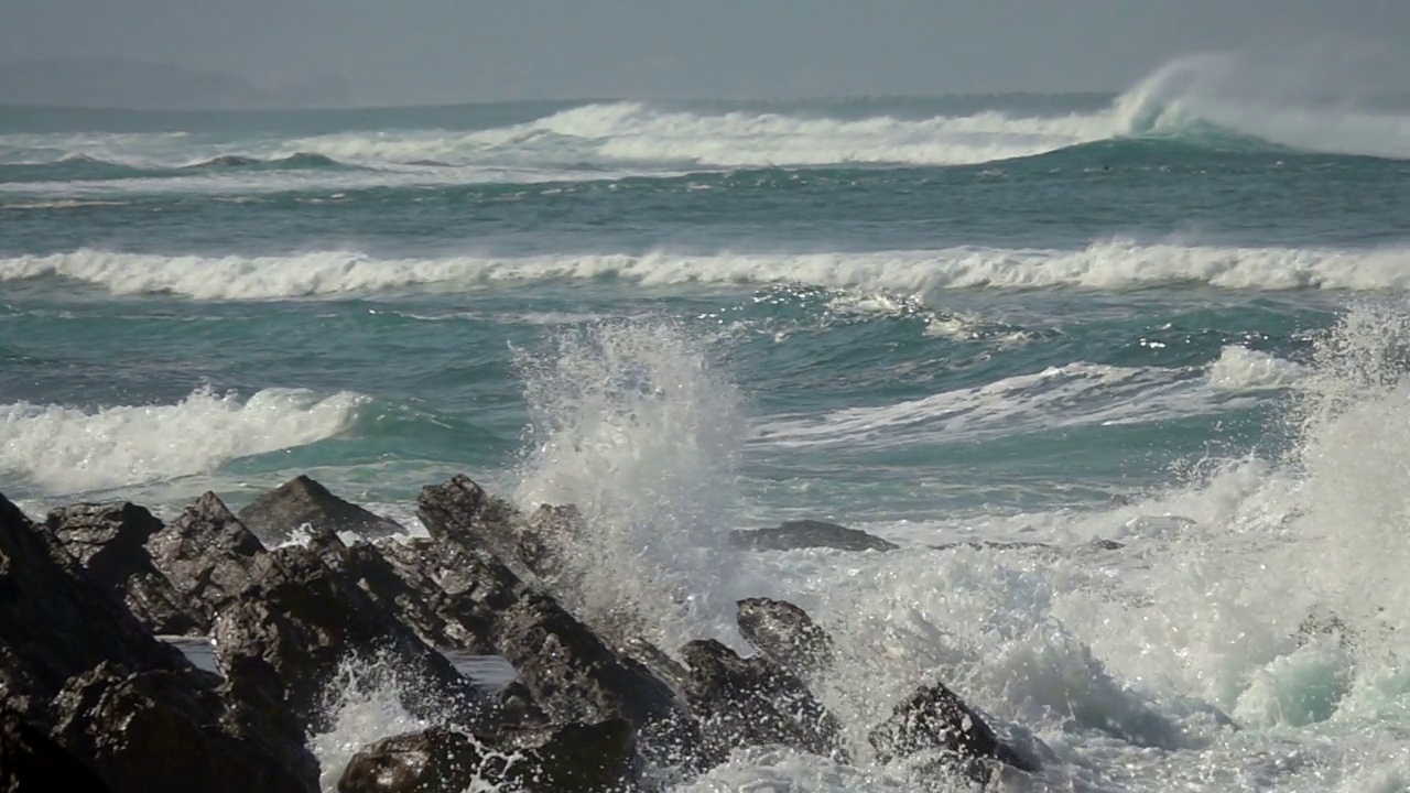 海浪碾压着海岸。视频素材