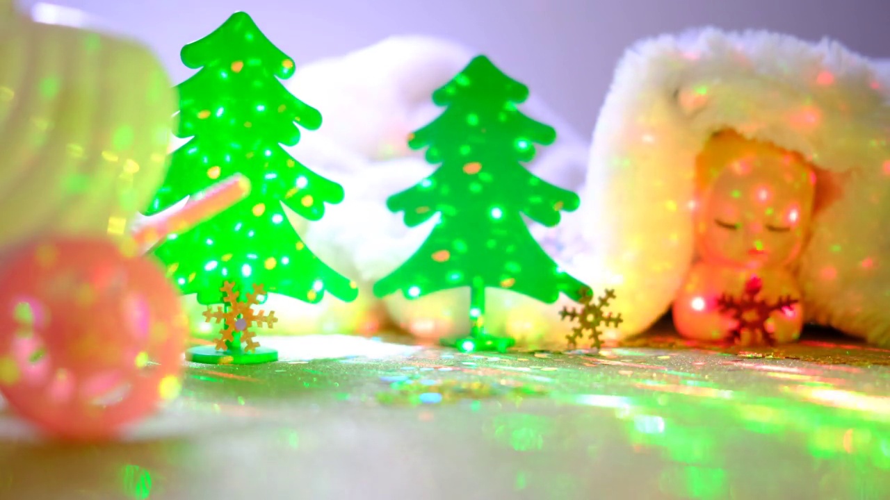冬季仙女节日背景。有可爱玩具的圣诞气氛。闪烁的灯光。新年快乐视频下载