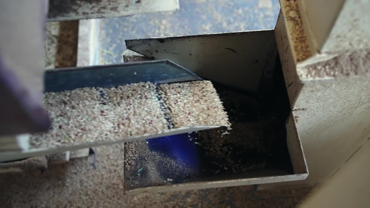 生产车间用碾米机在工作过程中进行慢动作视频下载