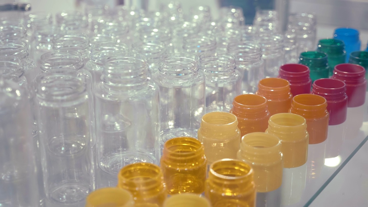 一排排不同的新型塑料罐，用于医疗，化妆品，化工食品行业视频素材