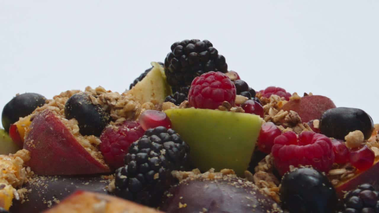 水果，浆果，谷物，早餐。健康的天然营养背景。视频下载