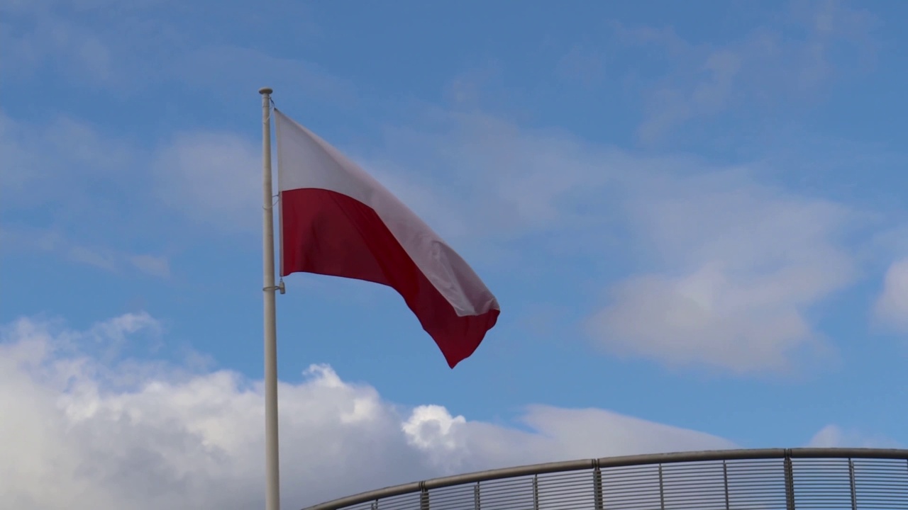 波兰国旗飘扬4K。旗杆上飘扬的波兰国旗视频素材