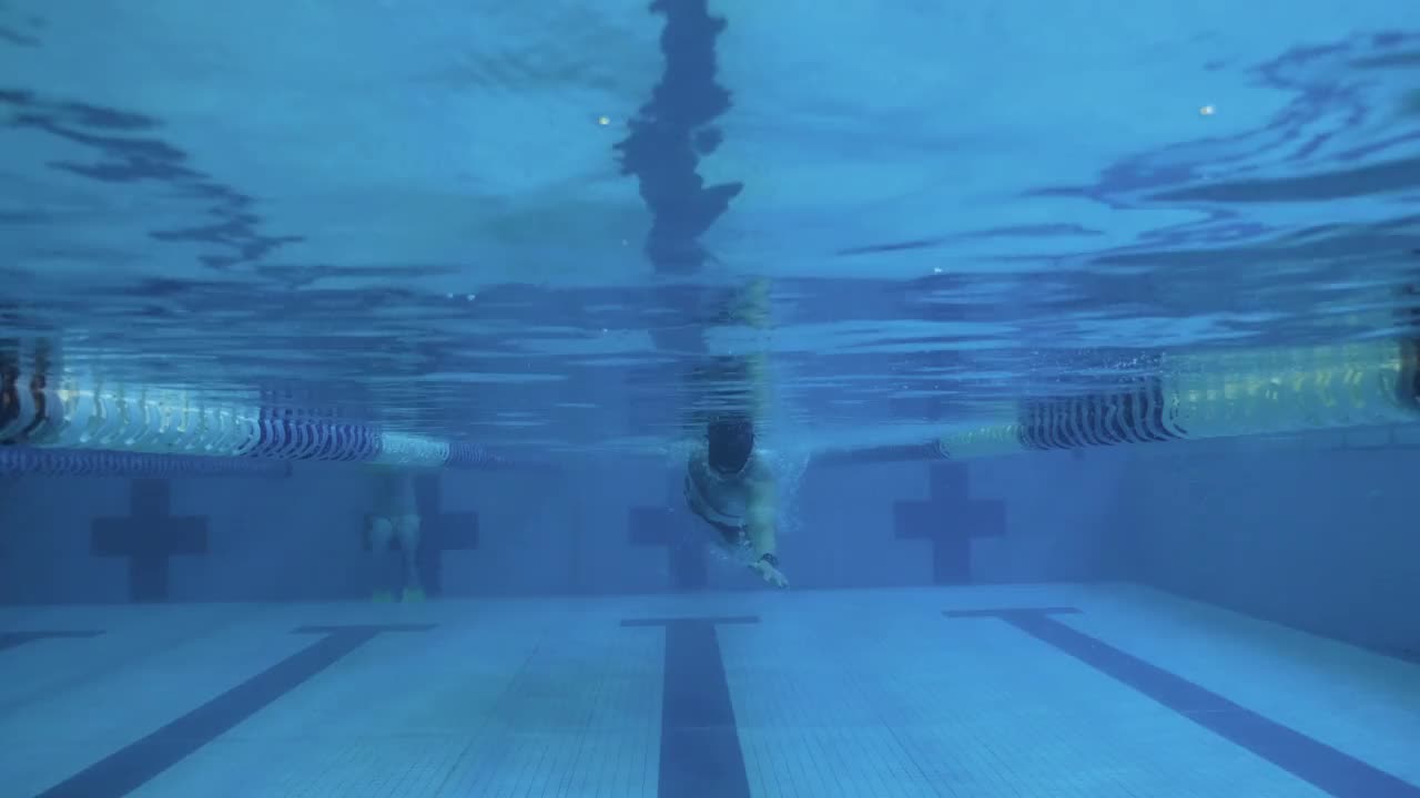 适应性运动员在游泳池游泳的水下视频视频下载