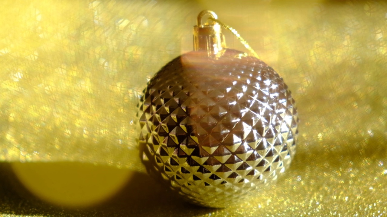 圣诞组成。模糊散景灯。圣诞闪亮的球饰。圣诞节，新年，冬天的概念。金色的视频素材