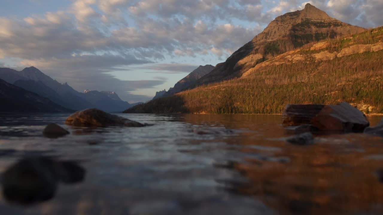 沃特顿湖在沃特顿湖国家公园日出，阿尔伯塔，加拿大视频素材