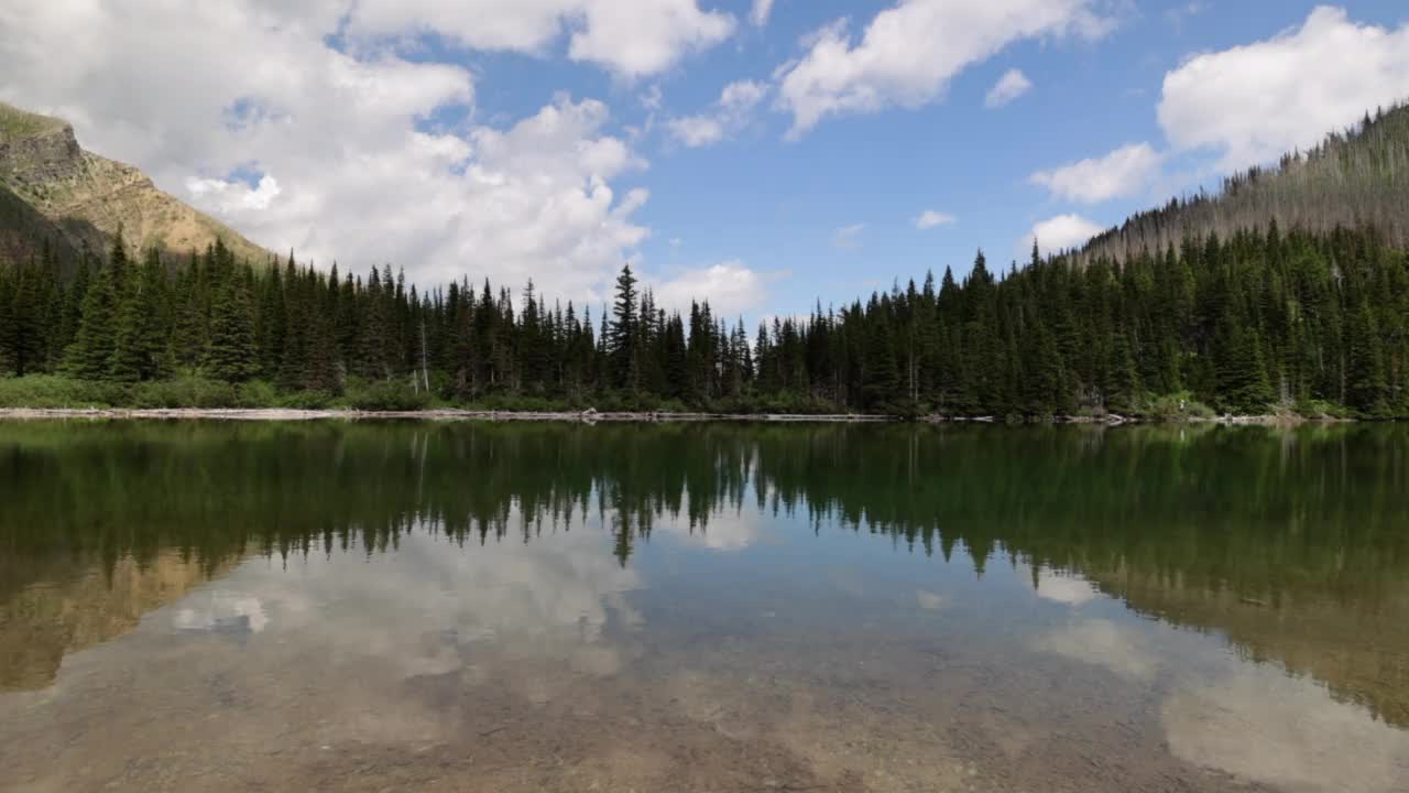 加拿大艾伯塔省沃特顿湖国家公园的伯莎湖视频素材