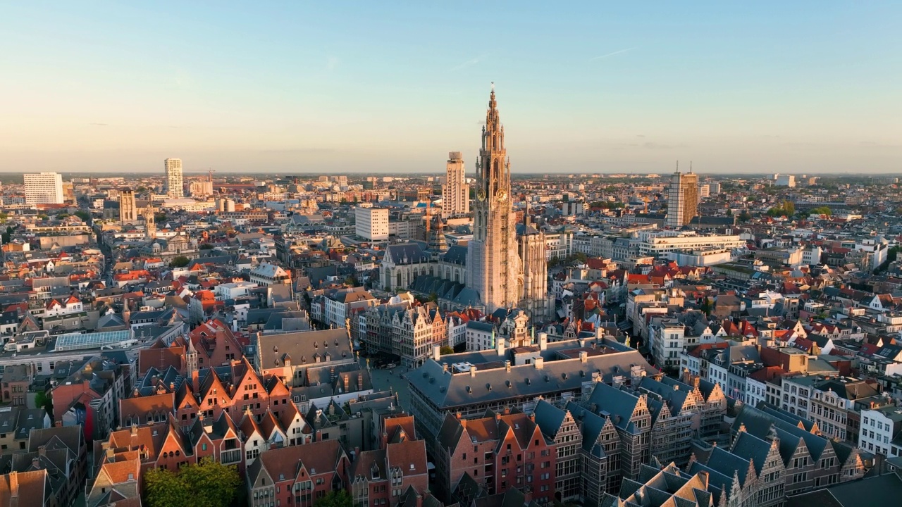 4K鸟瞰安特卫普的城市景观，哥特式风格的地标安特卫普圣母大教堂和历史悠久的欧洲比利时城市中心视频素材