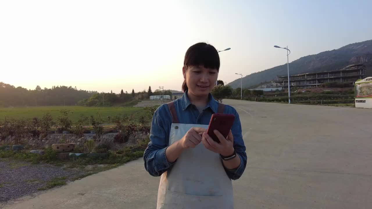 一位亚洲女园丁正在给客户打电话视频下载