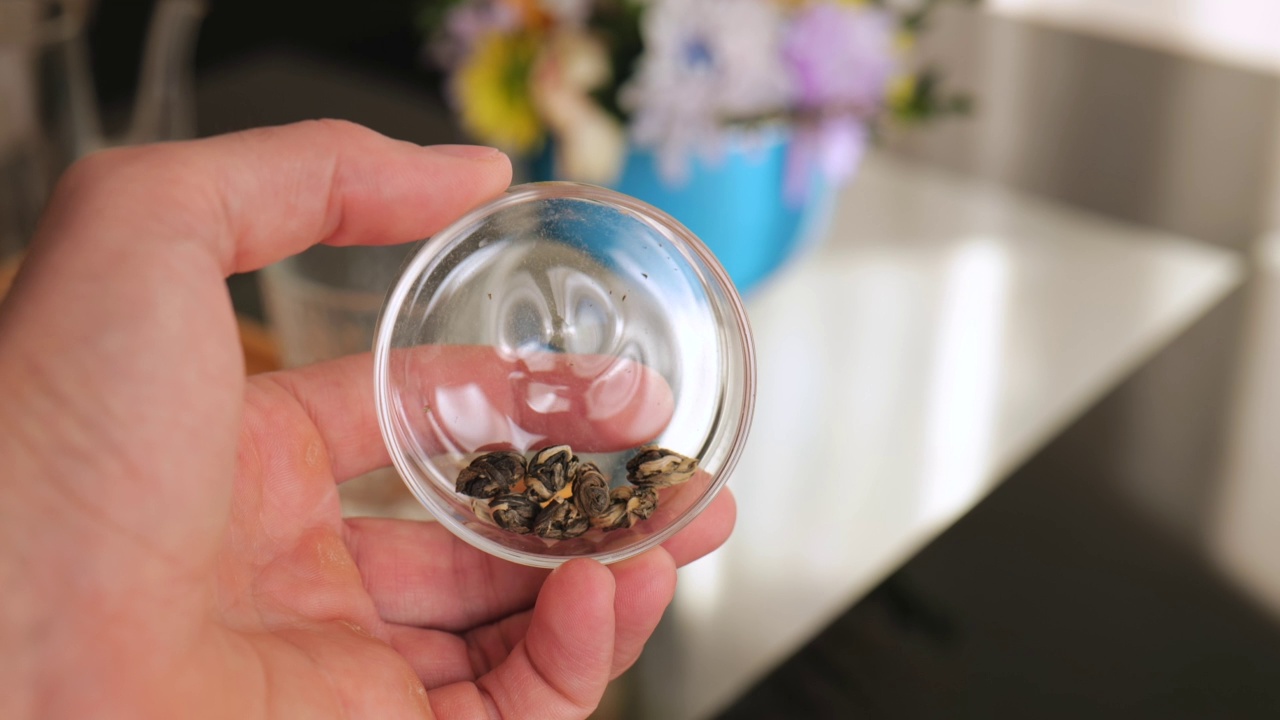 用玻璃器皿展示中国上等白茶。中国茶道视频下载