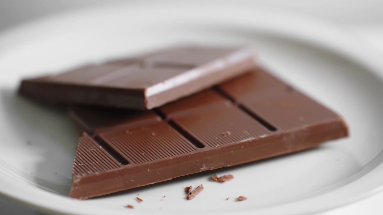 在旋转木马上，一块块的巧克力单独放在一个白色盘子上视频素材