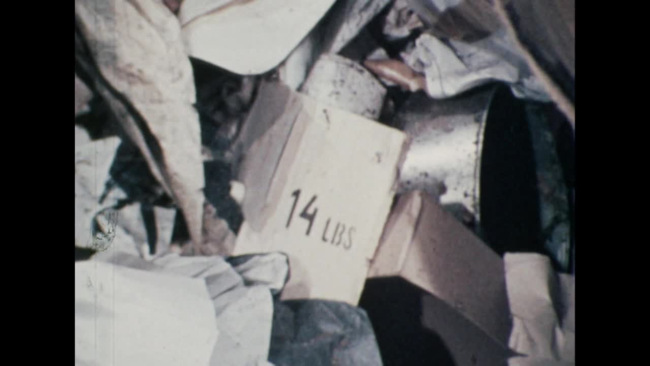 从垃圾场的生活垃圾缩小和缩小;1971视频下载