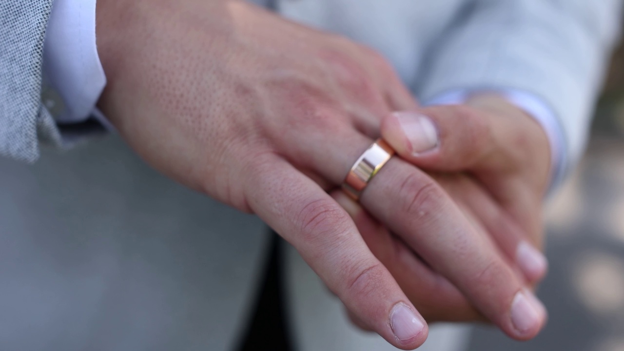 金婚戒戴在新郎的手指上视频素材