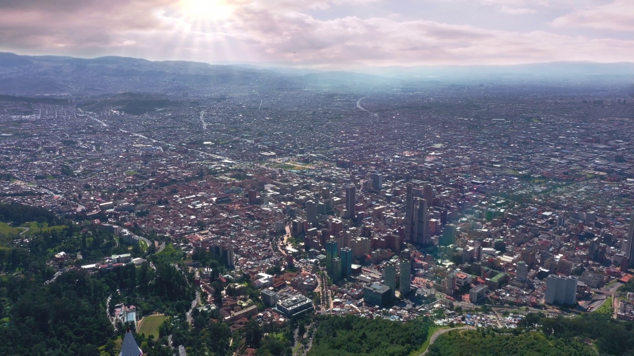 蒙特拉特山波哥大惊人的天空哥伦比亚山空中阳光景观视频下载
