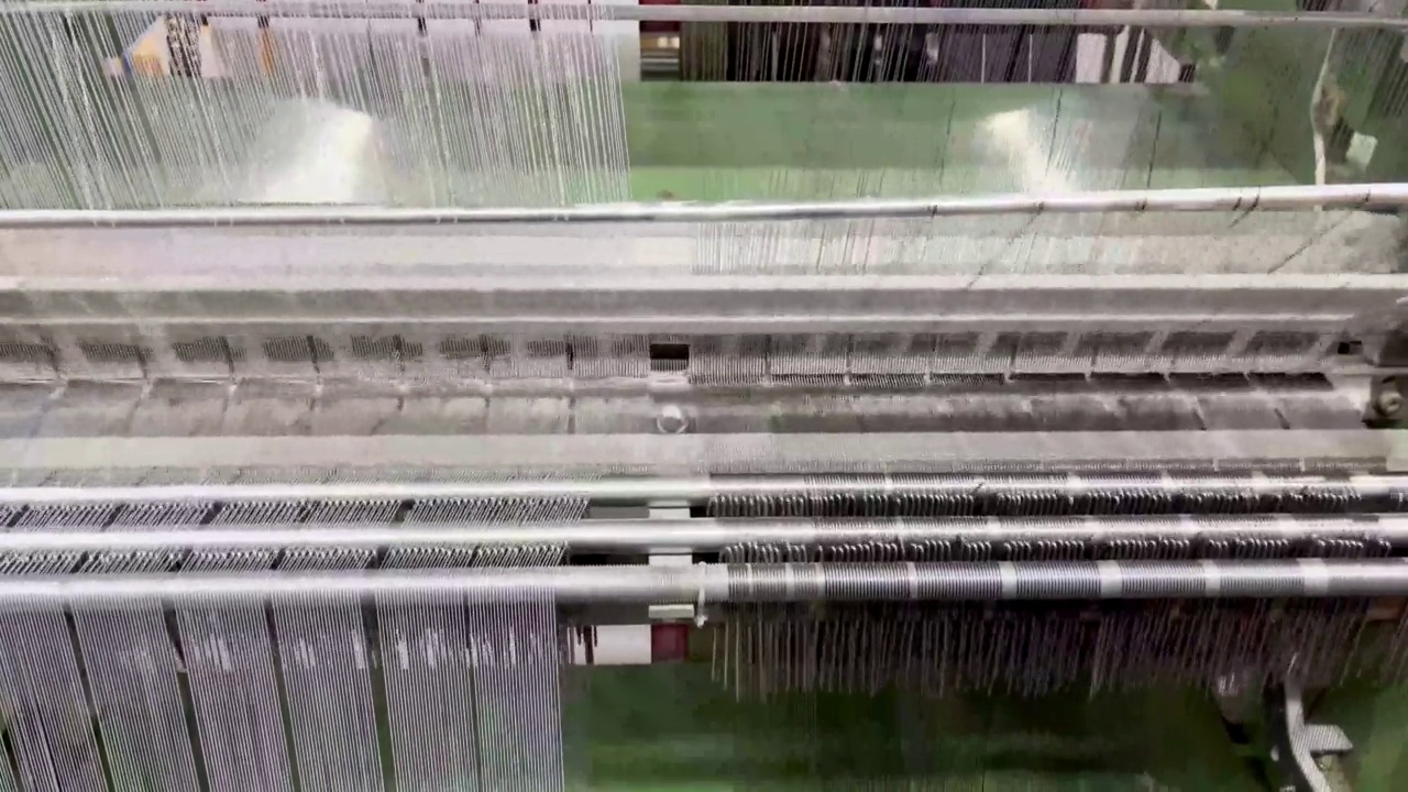 工厂和生产绳和松紧带的企业。有螺纹的机械或机器的工作视频下载