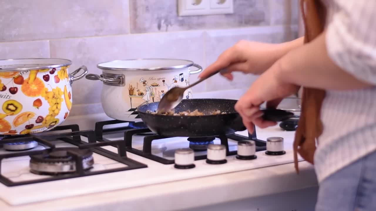 厨师用勺子搅动锅里的食物视频素材