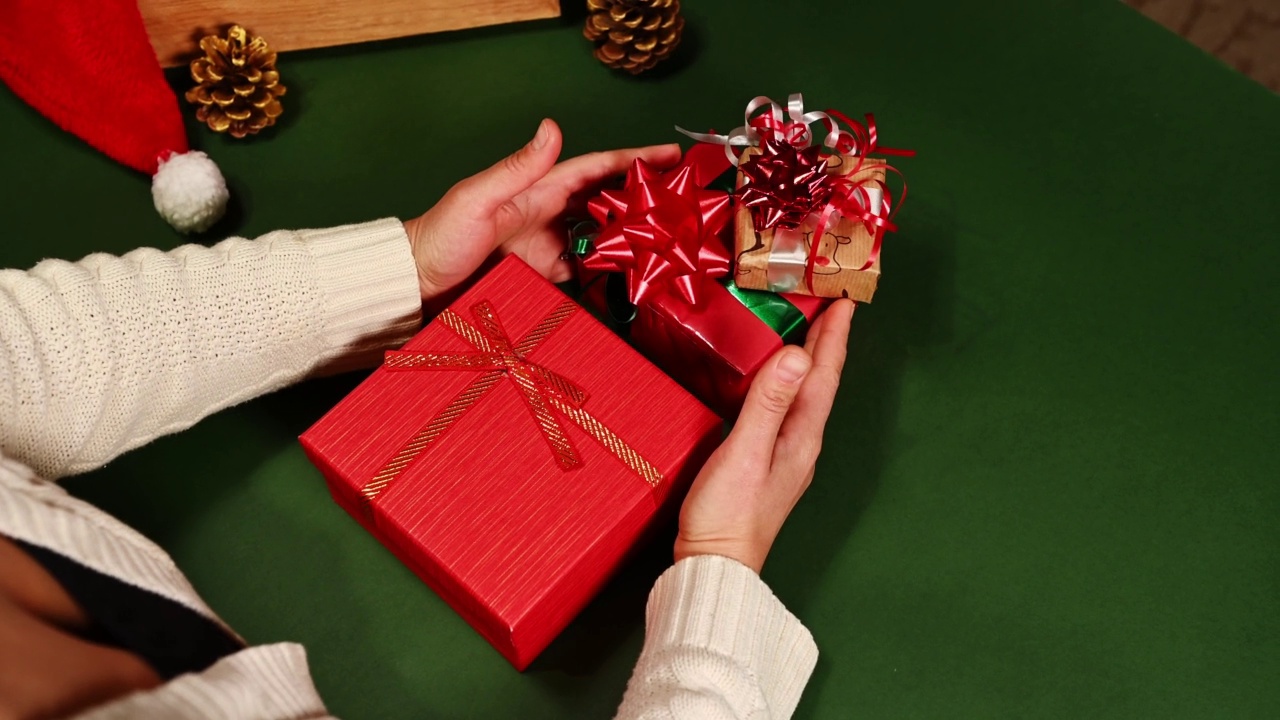 俯视图布局的礼品盒包装的包装纸与鹿图案和红色的圣诞树形状视频素材