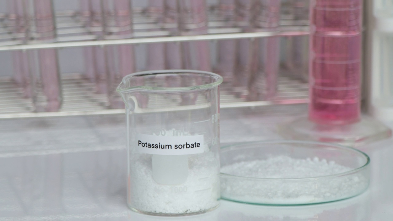 玻璃中的山梨酸钾，实验室和工业用化学品视频下载