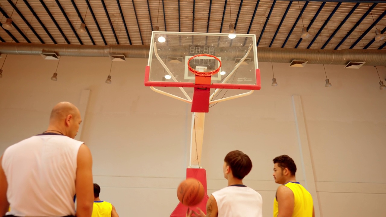 残疾人运动员在打篮球。视频下载