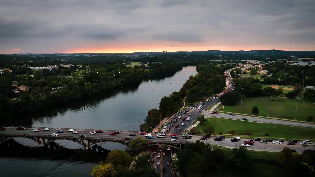 小镇湖和繁忙的桥上的科罗拉多河奥斯汀得克萨斯州视频下载