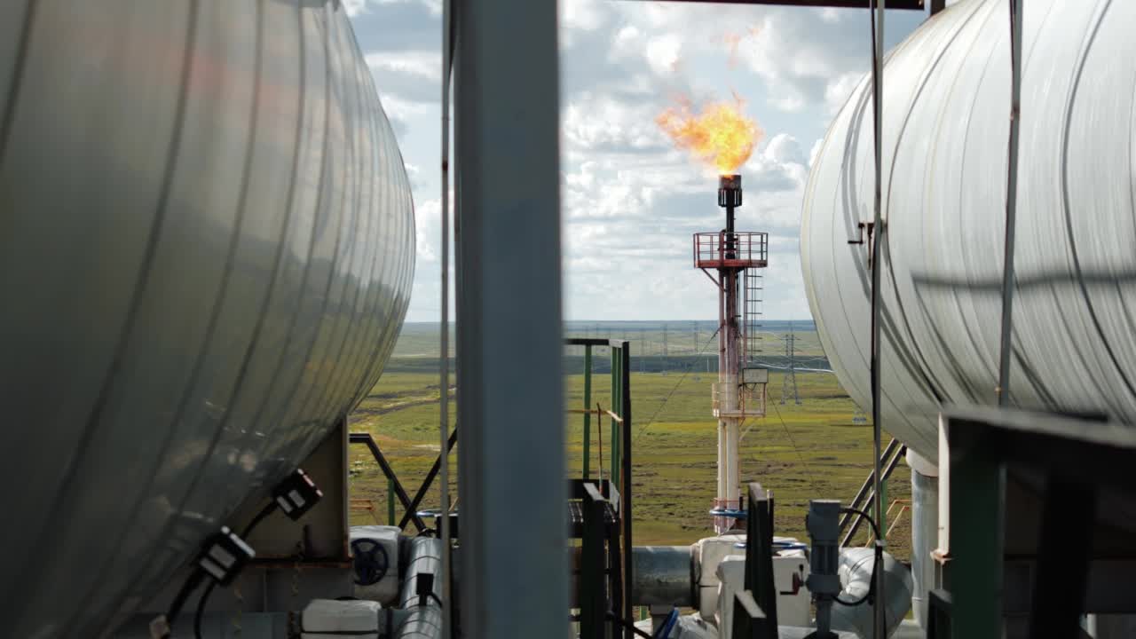 在油罐的背景下，炼油厂的天然气火炬视频素材