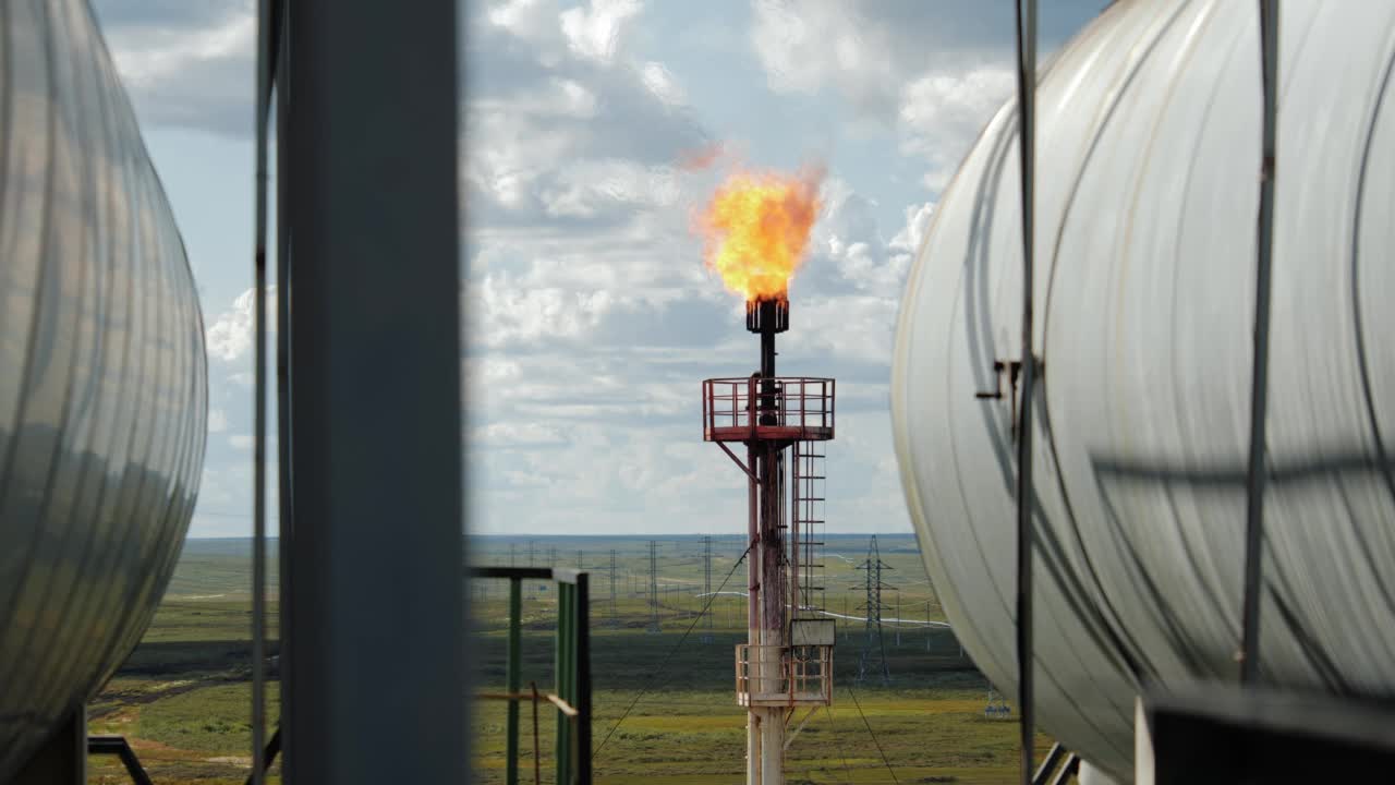 在油罐的背景下，炼油厂的天然气火炬视频素材