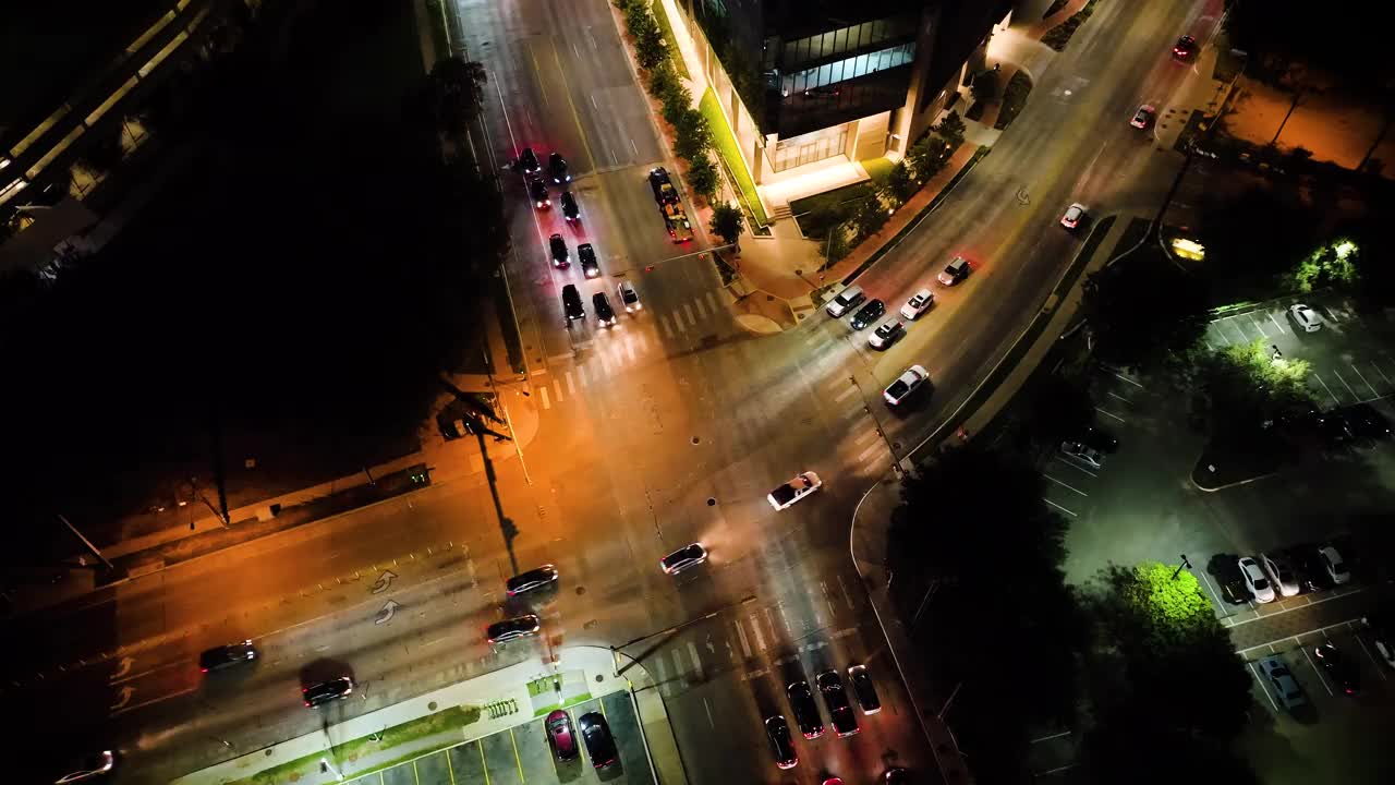 德克萨斯州奥斯汀夜晚繁忙的十字路口视频下载