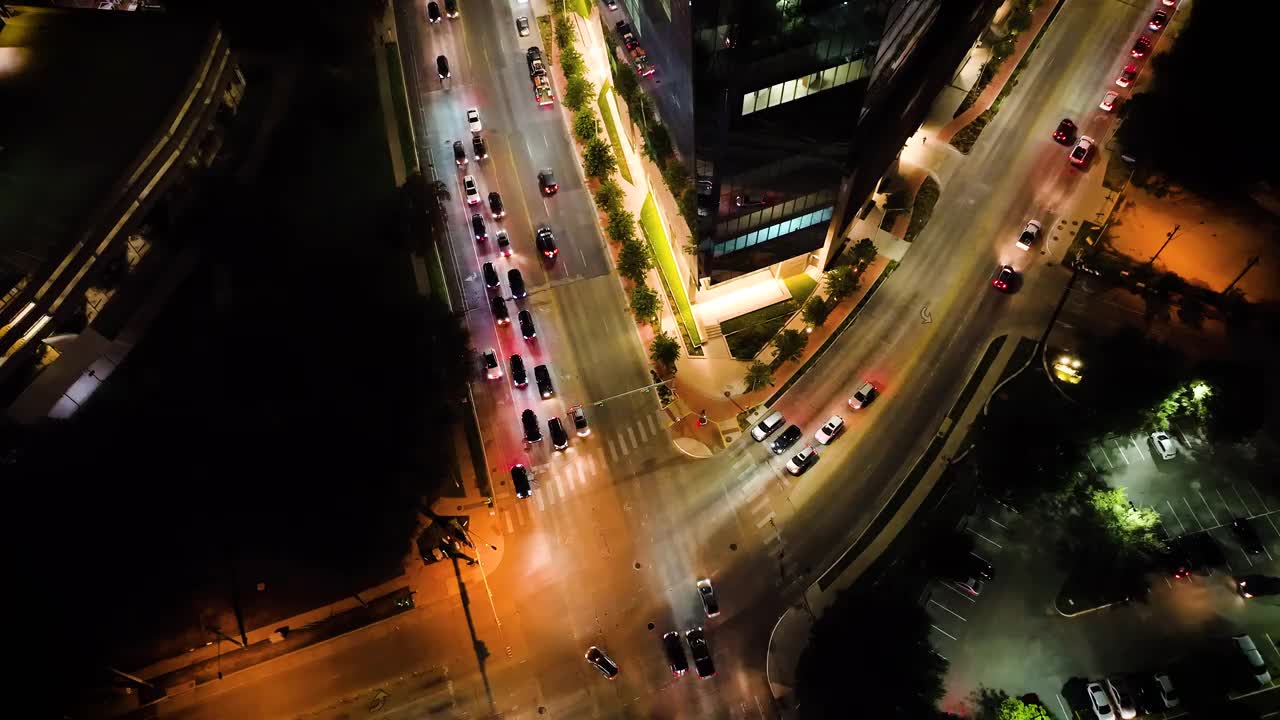 俯瞰夜间交通和车辆行驶的鸟瞰图视频下载