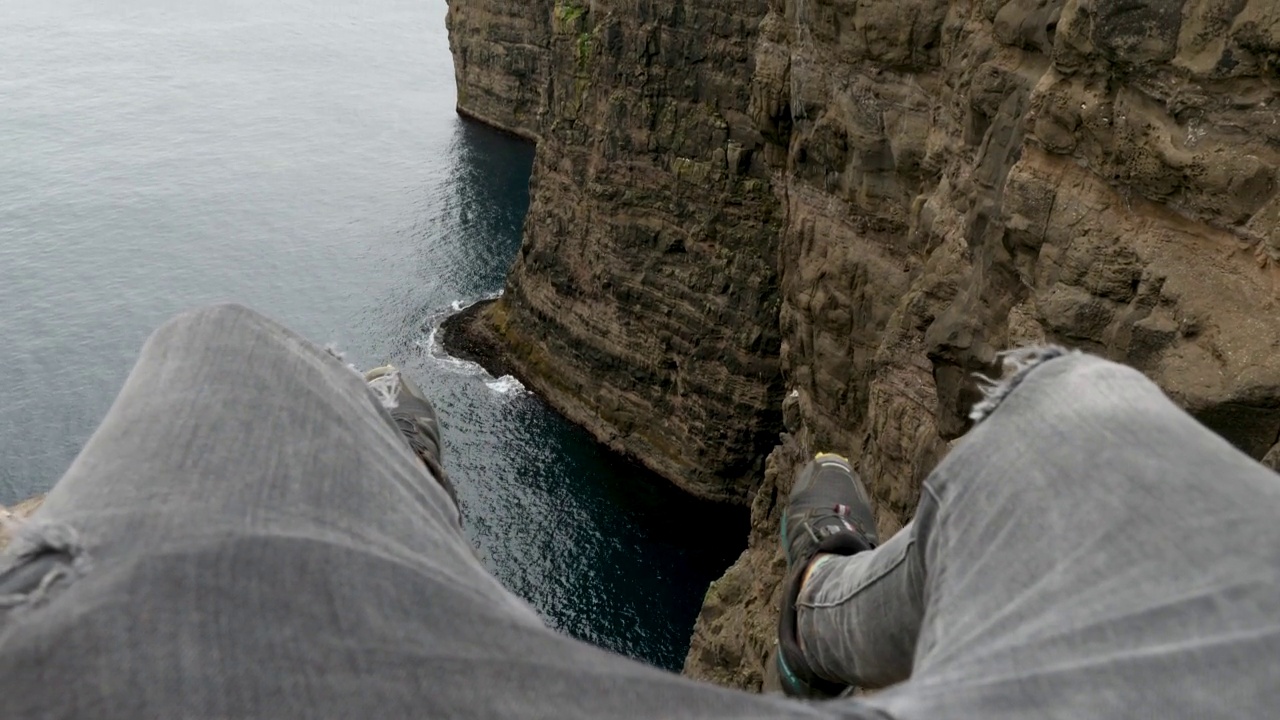 4K Traelanipan的美丽景色，腿人坐在瓦加尔的悬崖边，法罗视频下载