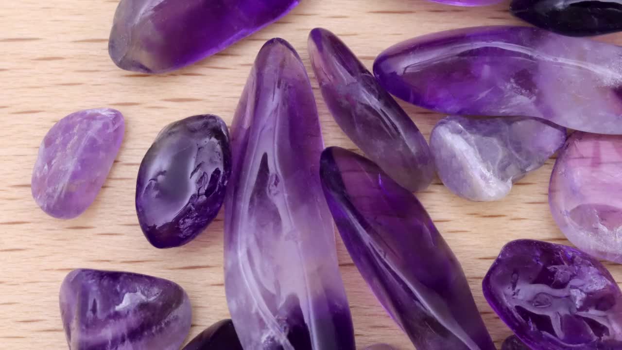 紫水晶堆宝石纹理上光漆木背景。移动右无缝循环背景。视频下载