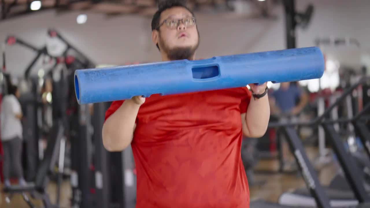 身材高大的亚洲男子在健身房用ViPR健身管做ViPR锻炼。视频下载