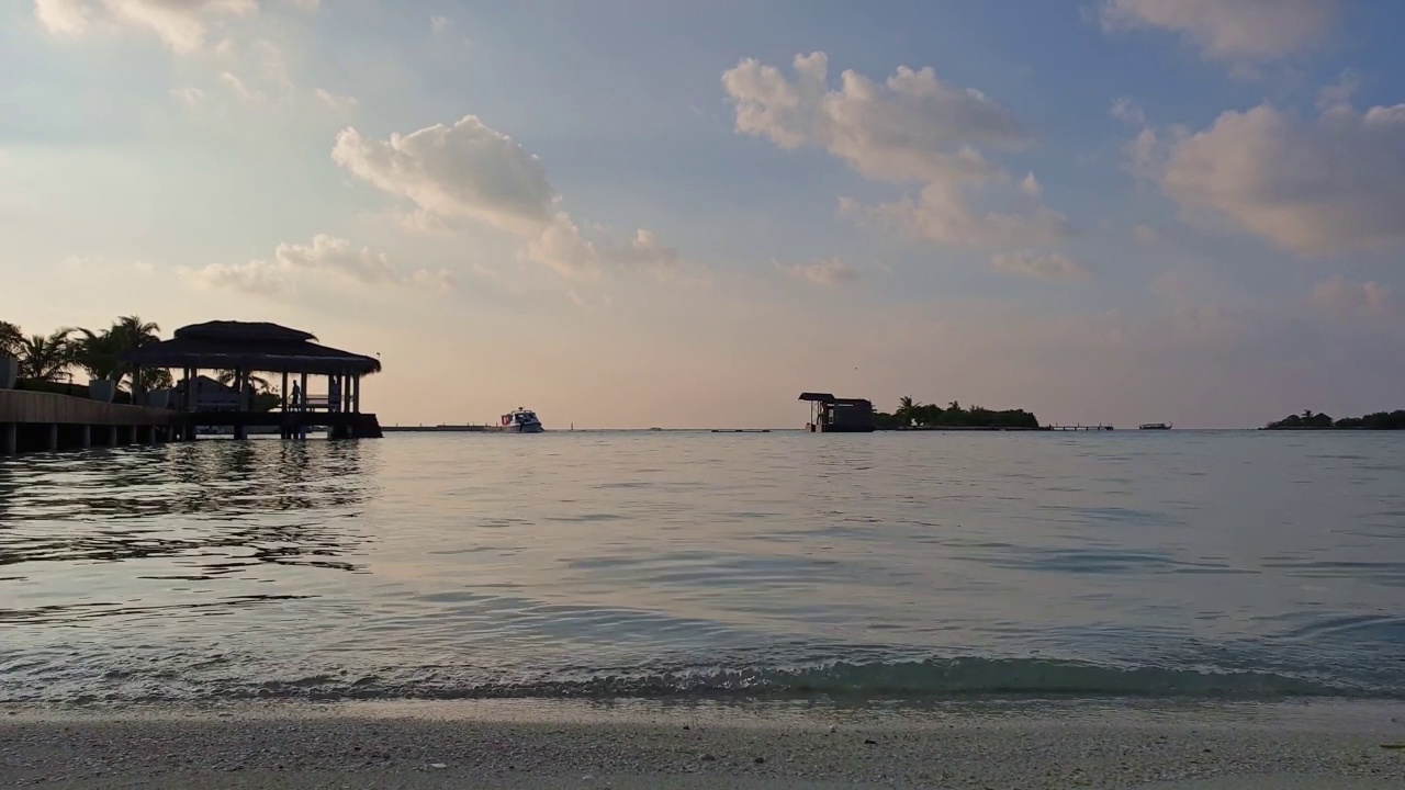 日落时分，小船接近马尔代夫码头的低角度视频下载