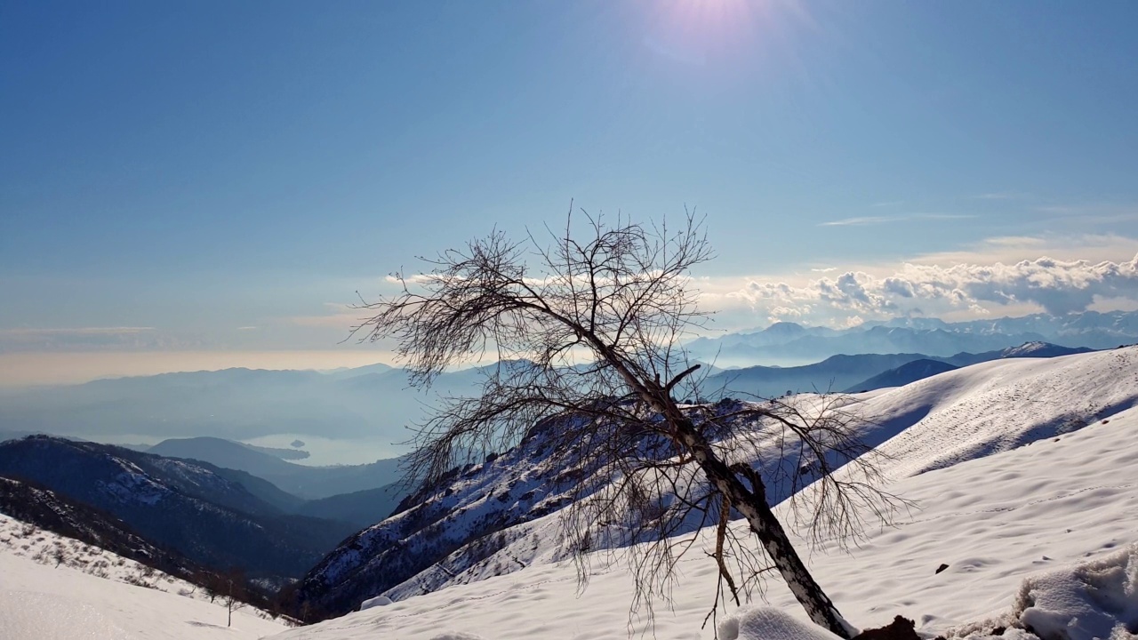 展示意大利雪山景观和奥尔塔湖的全景视频素材