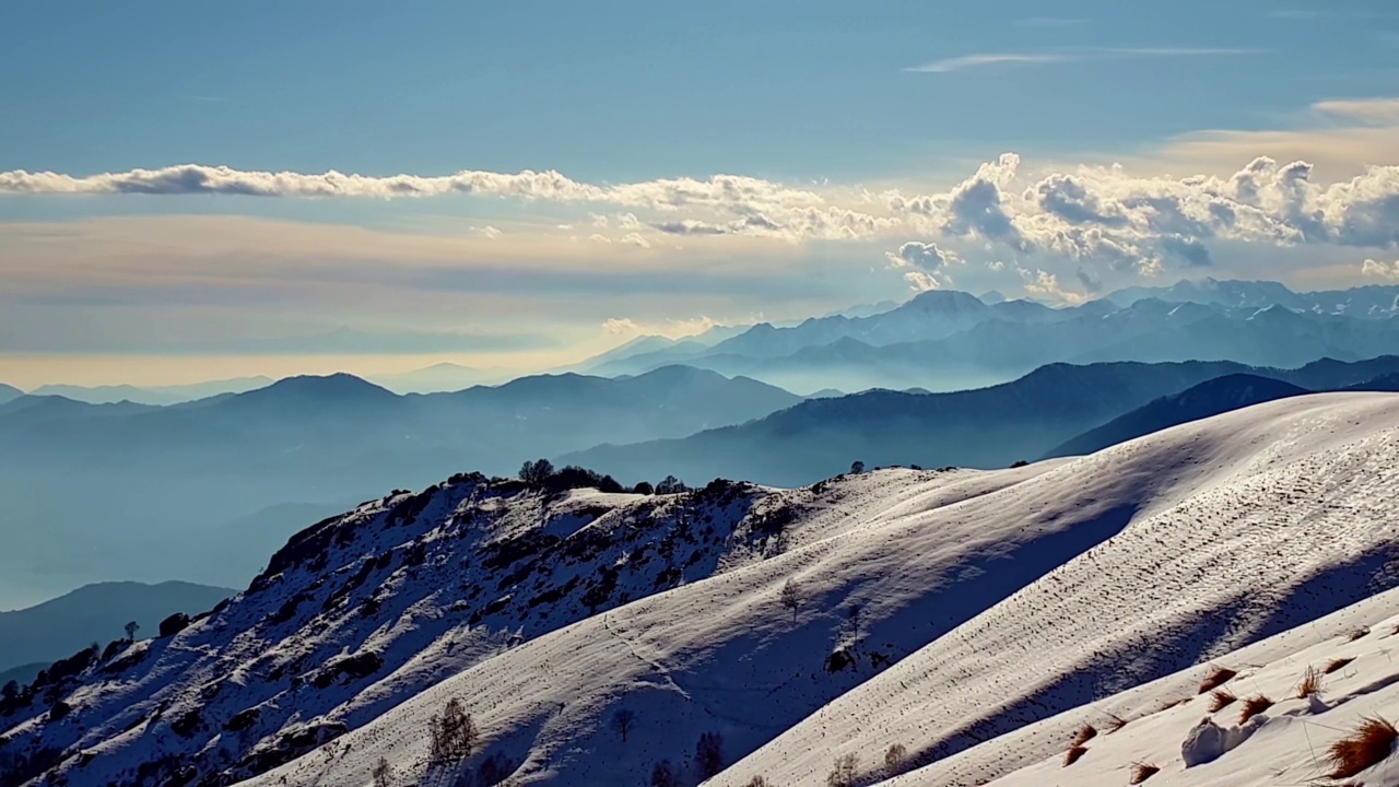空中拍摄的雪山意大利阿尔卑斯山和皮埃蒙特奥尔塔湖景观视频素材