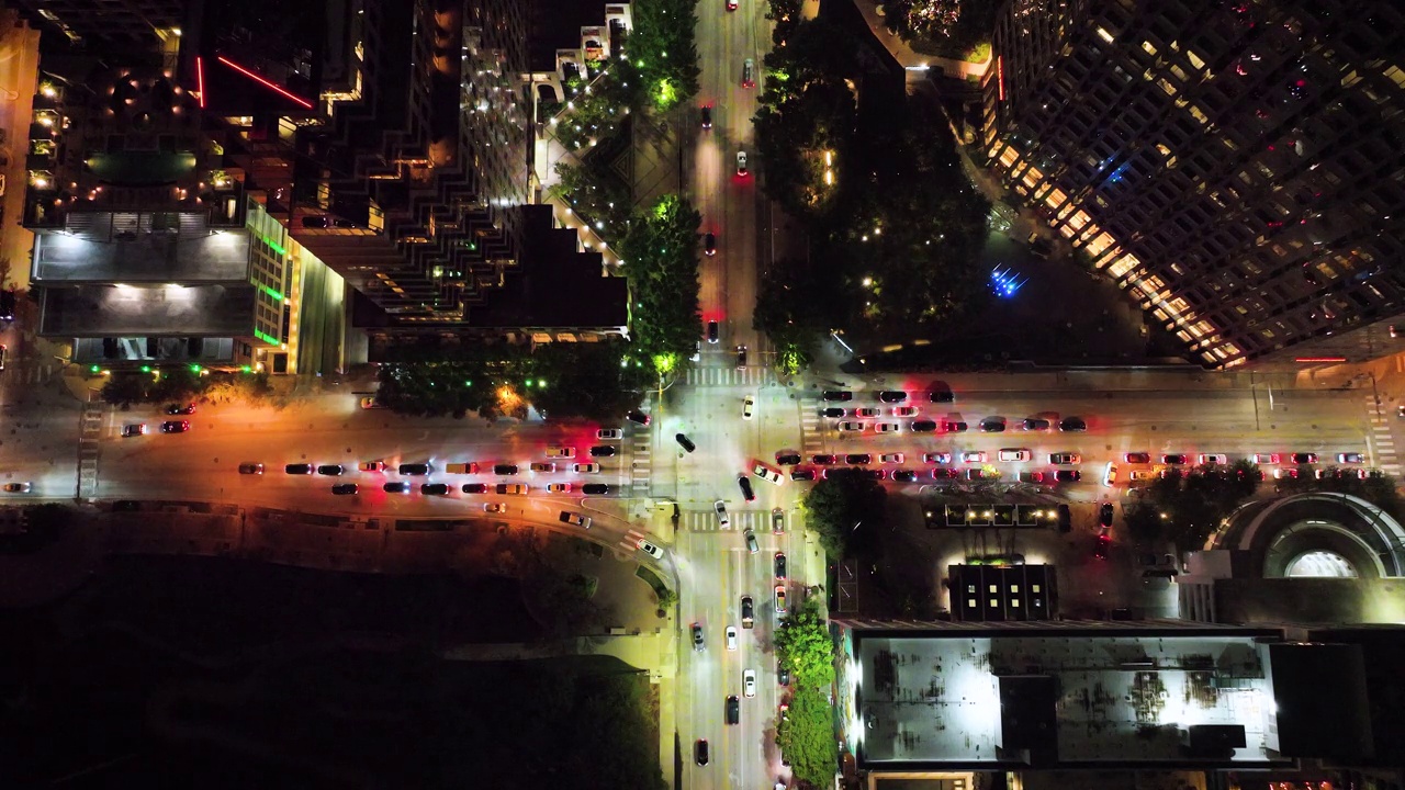 德克萨斯州奥斯汀市区夜间的交通状况视频下载