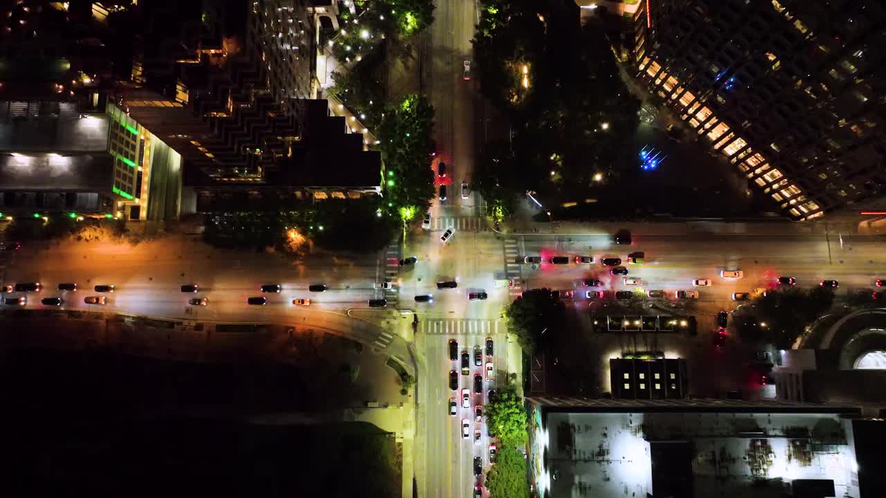 奥斯汀德克萨斯十字路口夜间繁忙的交通视频下载