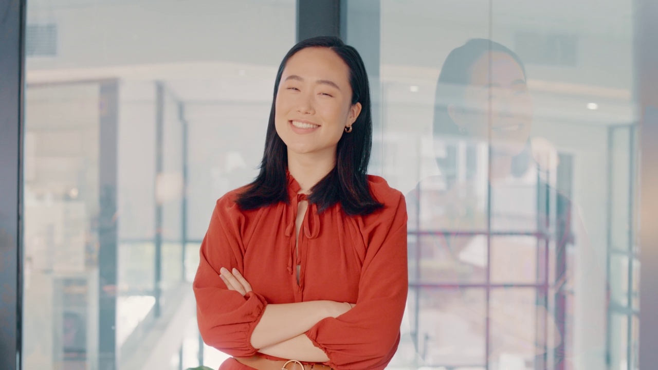 亚洲快乐女性CEO的肖像，自信的微笑，成功和领导在创业办公室。来自日本的亚洲女老板，在设计公司的远见卓识和商业管理的领导者。视频素材