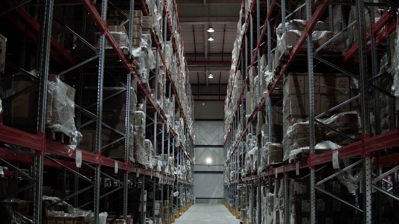零售仓库满货架的货物在纸板箱，产品分配配送中心。股票视频视频素材