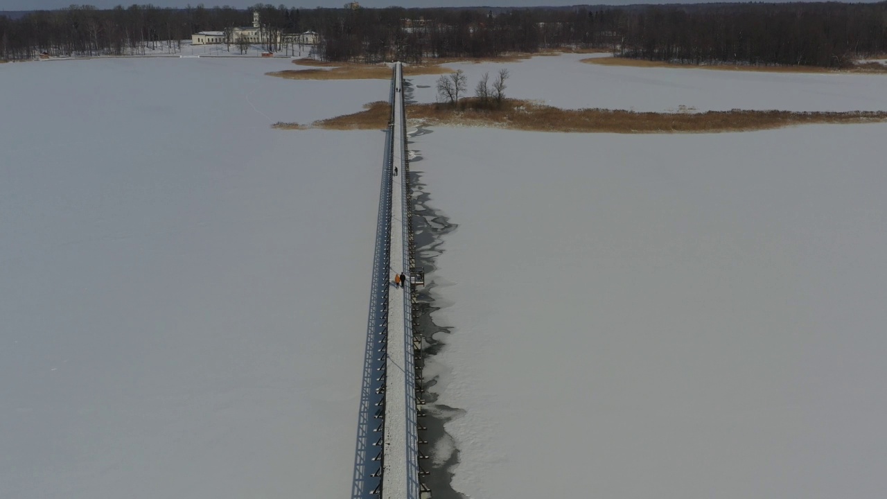长木桥上的雪冻湖，空中视频素材