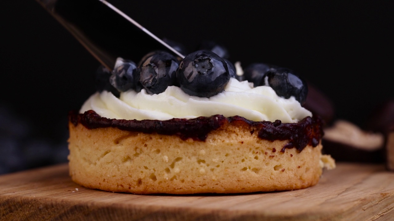 奶油和蓝莓口味的馅饼视频素材