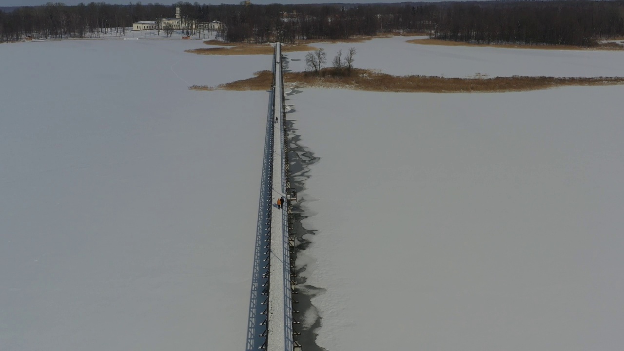 冬湖上的老木桥，架空视频素材