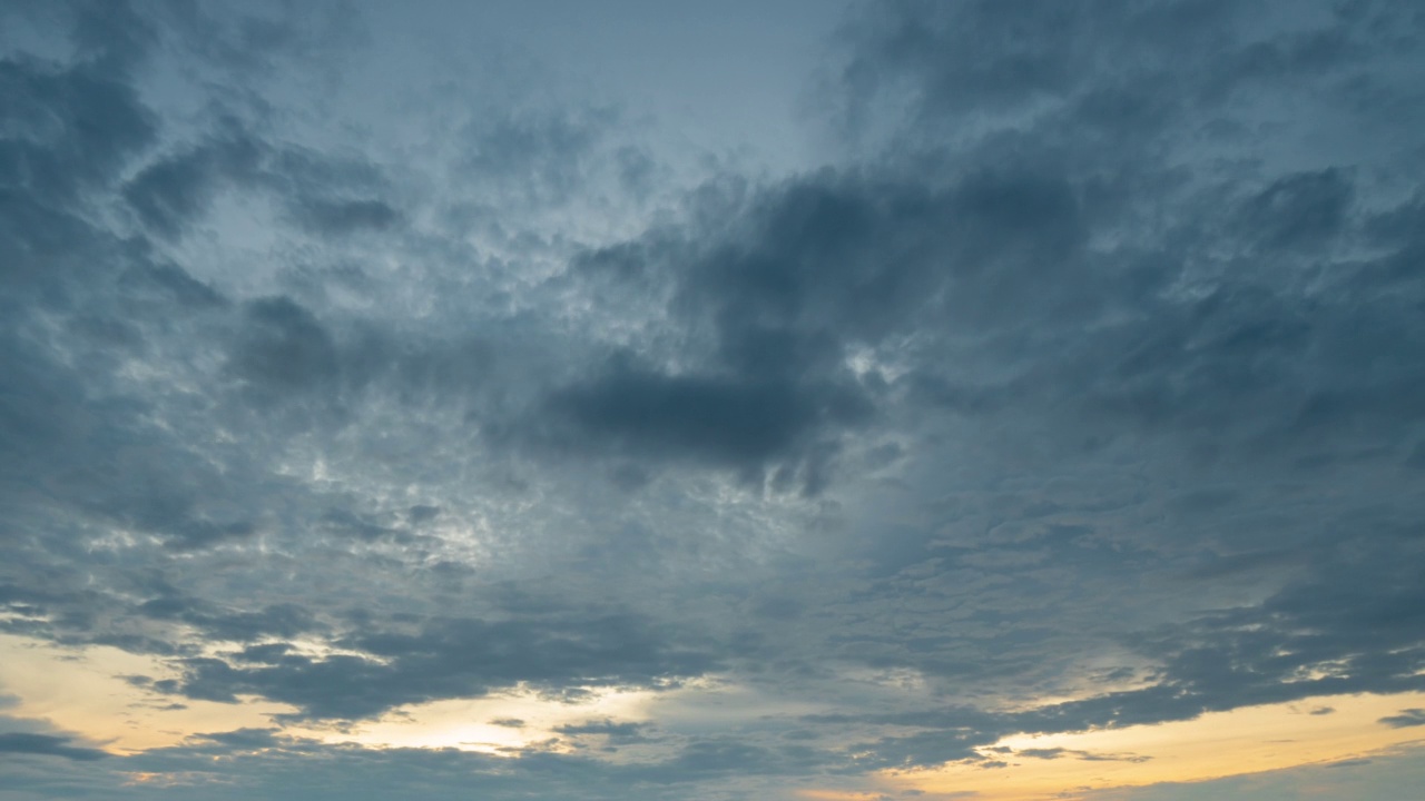 天空的云移动和早晨的日出4k时间流逝。视频素材