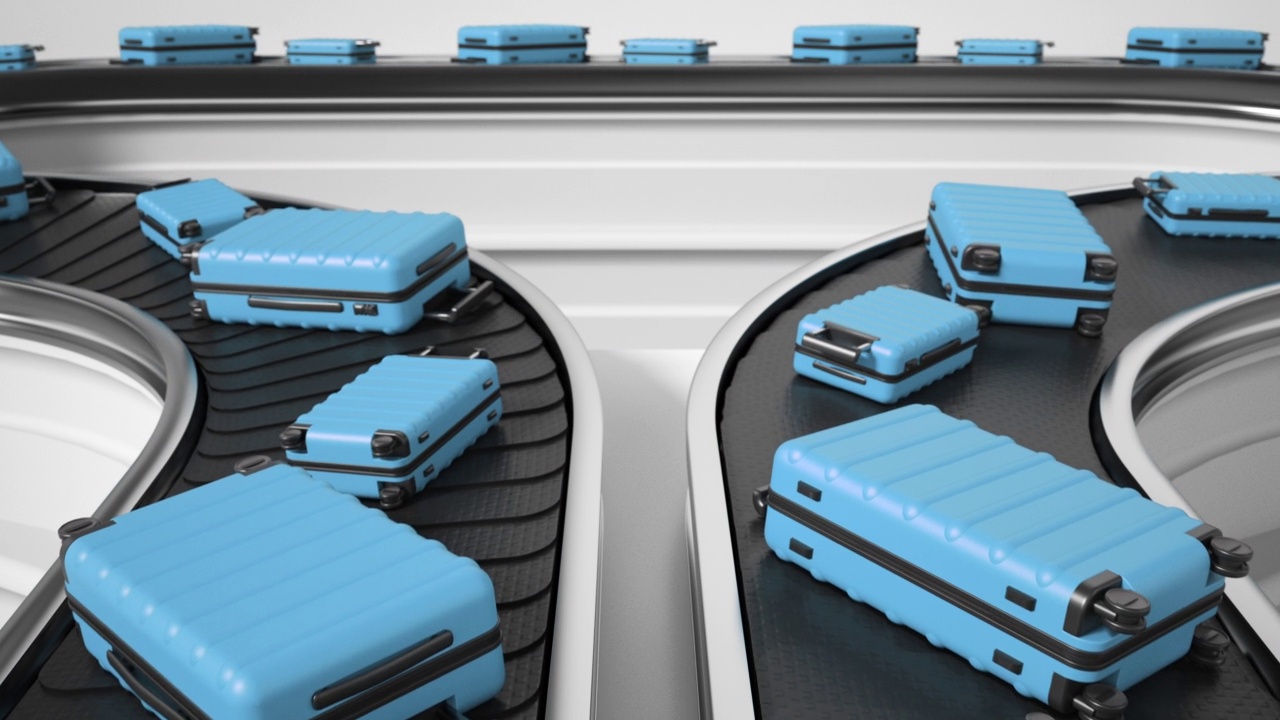 在白色背景的行李传送带上移动的蓝色行李箱。国际机场客运航站楼的到达区。毛圈的视频视频下载