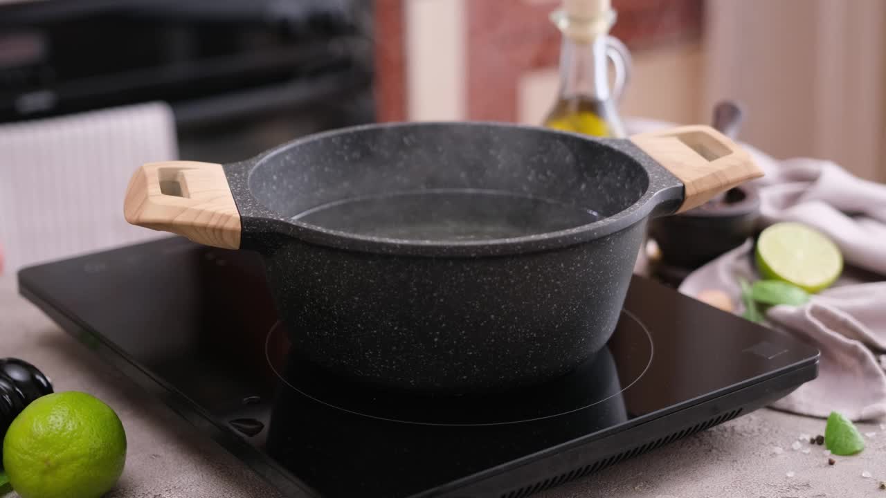 把绿芦笋放在装满沸水的锅里煮视频下载