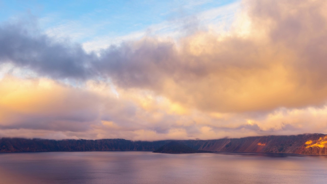 俄勒冈州火山口湖上空移动的云的时间流逝视频素材
