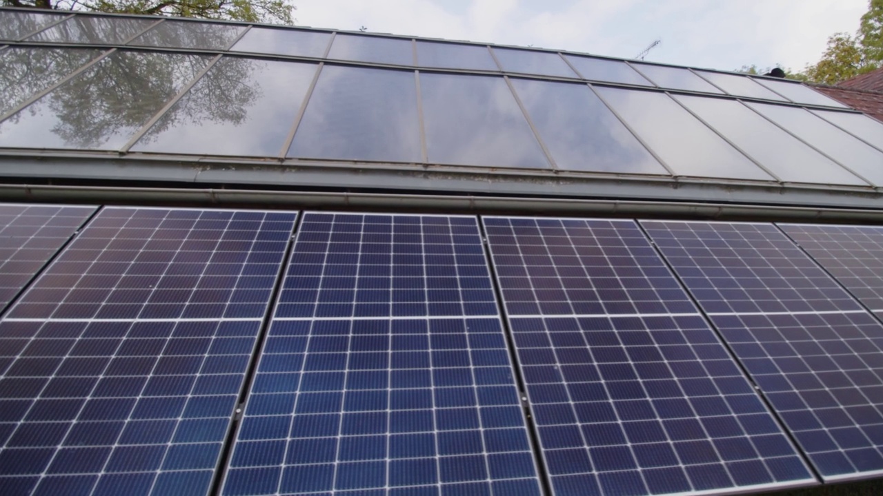 谷仓安装太阳能热能和光伏系统视频素材