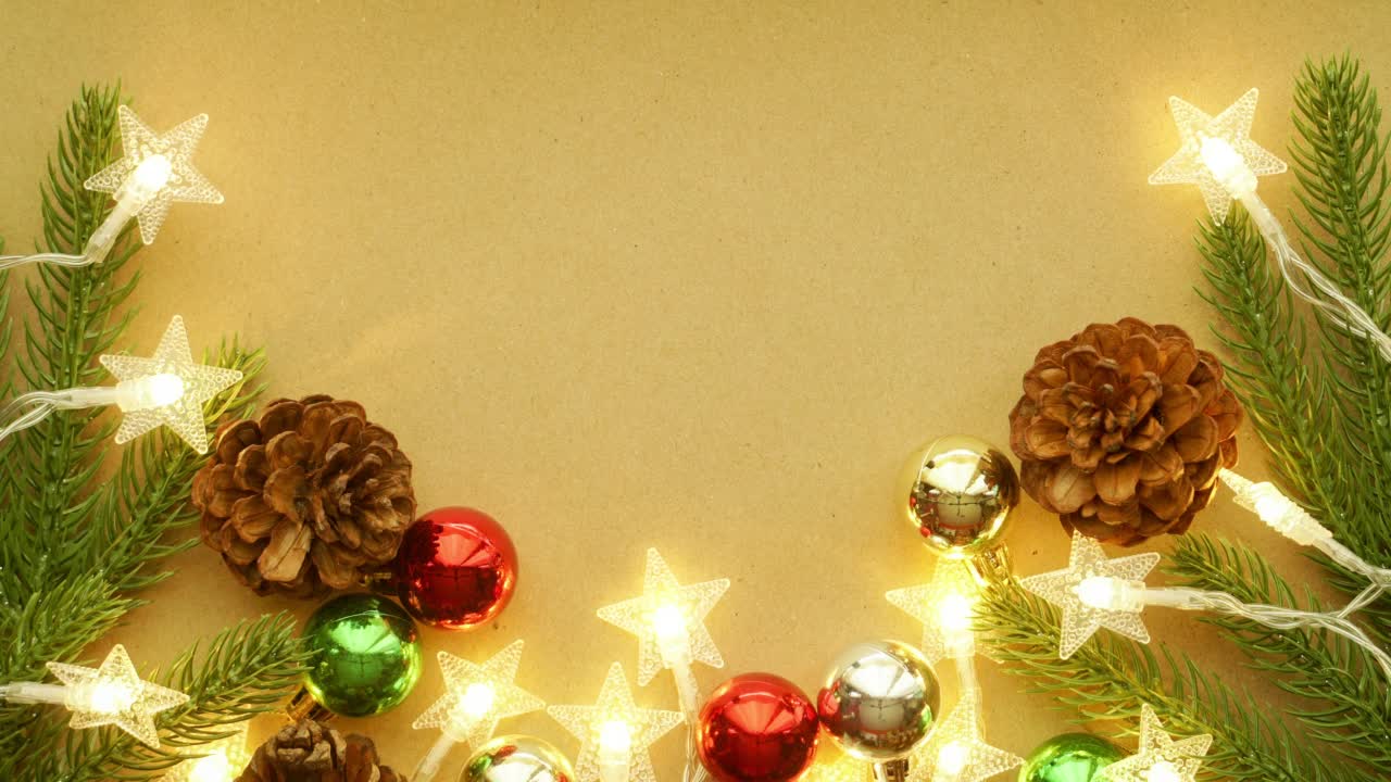 圣诞装饰理念:用圣诞树的树枝和装饰物配上灯光视频下载