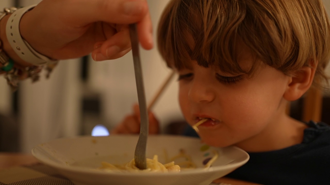 孩子把食物吐到盘子里。小男孩不想吃饭视频素材